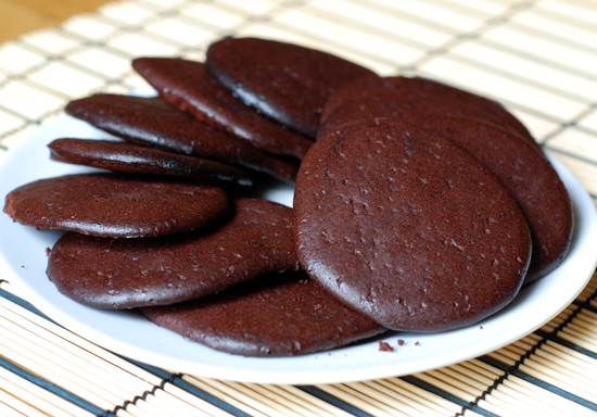 Low-carb flourless gluten-free chocolate biscuits