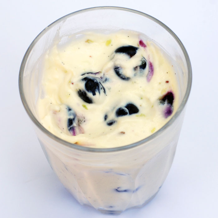 Keto mousse with vanilla and blueberries