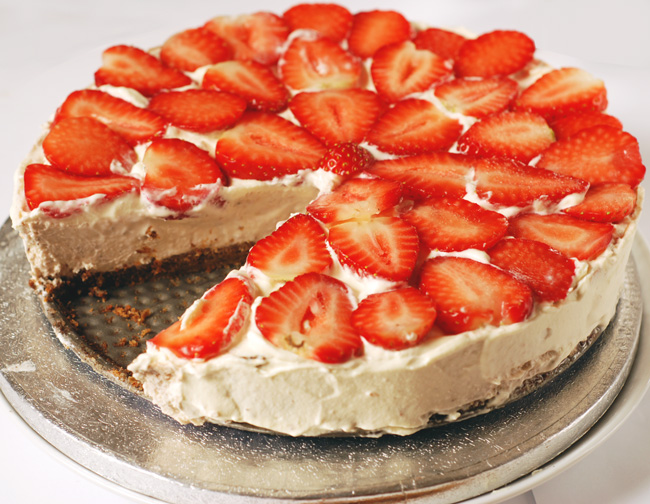 Low-carb strawberry cheesecake