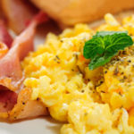 Non-boring scrambled eggs - low-carb recipe