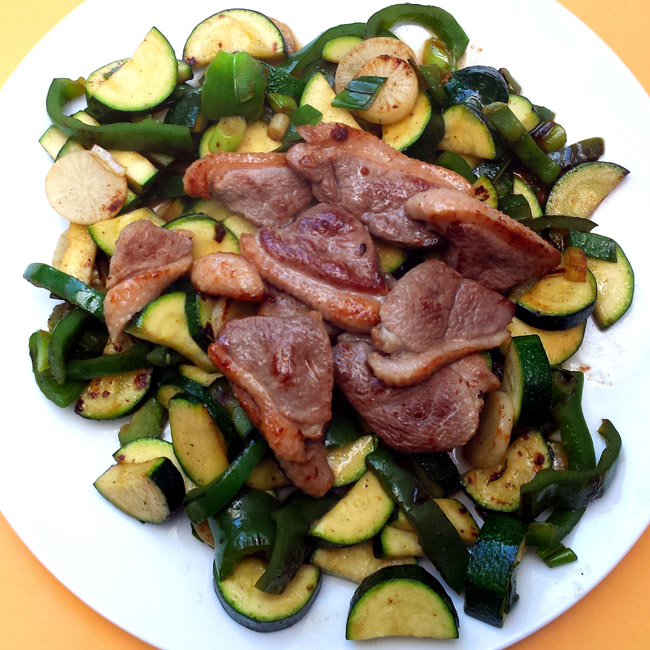 Low-carb dinner: duck breast with green veg